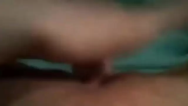 Uzbek woman filmed her fingers in her pussy on her phone